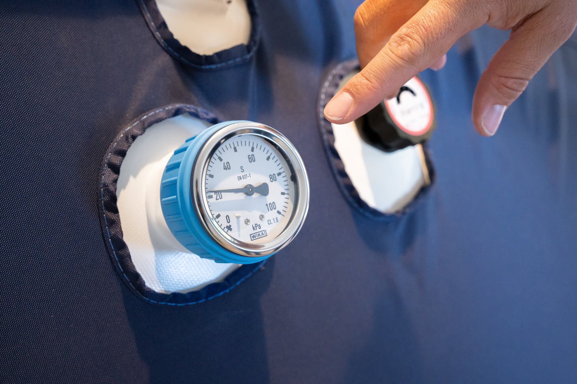 Chamber pressure gauge and valve